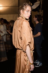 backstage-defile-alberta-ferretti-printemps-ete-2016-milan-coulisses-104.thumb.jpg.3fd101338bb3b1f3bdbf79d204272a12.jpg