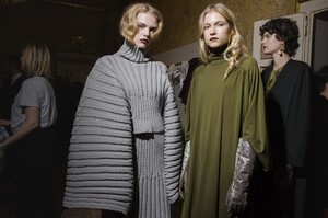 backstage-defile-anteprima-automne-hiver-2018-2019-milan-coulisses-158.thumb.jpg.26ce6a33edab1c6ada6f7c71e1fb906f.jpg