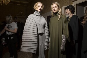 backstage-defile-anteprima-automne-hiver-2018-2019-milan-coulisses-159.thumb.jpg.b0c3259b5fc680c80f954152850886ed.jpg