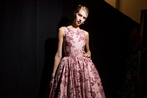 backstage-defile-badgley-mischka-automne-hiver-2018-2019-new-york-coulisses-86.thumb.jpg.e0845872a2bc4640f6091e0fb2eacd9f.jpg