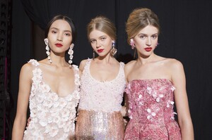 backstage-defile-badgley-mischka-printemps-ete-2018-new-york-coulisses-117.thumb.jpg.3cbea2f2d0e5e0dd366e594a491b8c0b.jpg