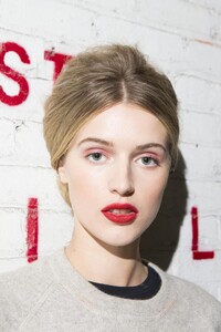 backstage-defile-badgley-mischka-printemps-ete-2018-new-york-coulisses-22.thumb.jpg.b3953e6d3afdfed80d77ab67fa7d41cc.jpg