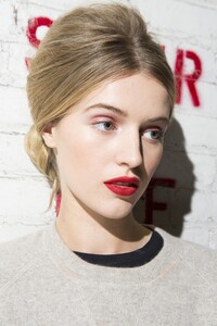 backstage-defile-badgley-mischka-printemps-ete-2018-new-york-coulisses-23.thumb.jpg.f11e890170b70026d636f3738a4fa0dc.jpg
