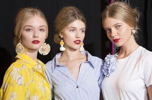 backstage-defile-badgley-mischka-printemps-ete-2018-new-york-coulisses-79.thumb.jpg.62fbf45194d1549737956d37c2d39f44.jpg