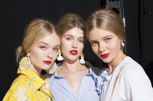 backstage-defile-badgley-mischka-printemps-ete-2018-new-york-coulisses-80.thumb.jpg.f8d2a616e0403636c6e60aaecc959b88.jpg