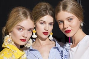 backstage-defile-badgley-mischka-printemps-ete-2018-new-york-coulisses-81.thumb.jpg.f72dc0f2973996dd1531435db20f6bd1.jpg