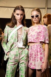 backstage-defile-blumarine-printemps-ete-2020-milan-coulisses-225.thumb.jpg.ac8873dc3bf0ea9dc07dd8063d7524f3.jpg