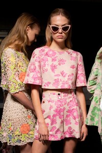 backstage-defile-blumarine-printemps-ete-2020-milan-coulisses-99.thumb.jpg.6ef40a5eab78c4e8985a86409debb684.jpg