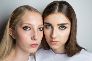 backstage-defile-carolina-herrera-printemps-ete-2018-new-york-coulisses-26.thumb.jpg.ed5755a0ad5f3207eb5ce70f40463467.jpg