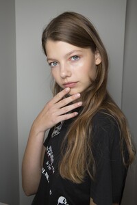 backstage-defile-carolina-herrera-printemps-ete-2019-new-york-coulisses-50.thumb.jpg.594d0703300b0532bebf4c82511c7555.jpg