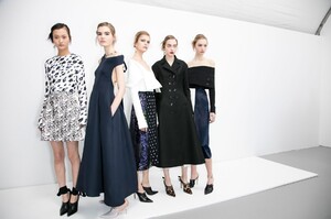 backstage-defile-christian-dior-printemps-ete-2016-paris-coulisses-78.thumb.jpg.201b7b3764f100c560484cbfdc6b192d.jpg