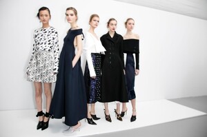 backstage-defile-christian-dior-printemps-ete-2016-paris-coulisses-79.thumb.jpg.c07531e6439b5ce77054e91039a3db3e.jpg
