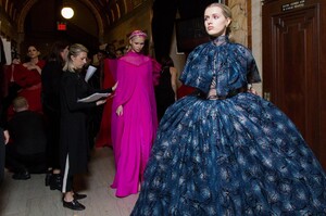 backstage-defile-christian-siriano-automne-hiver-2018-2019-new-york-coulisses-26.thumb.jpg.b2f64b1f6ab8c7997f34a08e1b75a4c7.jpg
