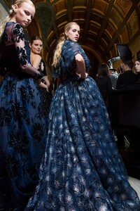 backstage-defile-christian-siriano-automne-hiver-2018-2019-new-york-coulisses-35.thumb.jpg.e18f0774b259e2262570e8cde957e41e.jpg