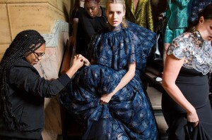 backstage-defile-christian-siriano-automne-hiver-2018-2019-new-york-coulisses-48.thumb.jpg.fb199facb17d3ab297ee5fba4ab24241.jpg