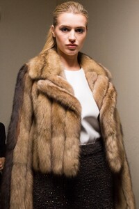 backstage-defile-dennis-basso-automne-hiver-2018-2019-new-york-coulisses-24.thumb.jpg.d13983a94a1d6ce8b8b56fb24bb16923.jpg