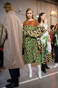 backstage-defile-dries-van-noten-automne-hiver-2017-2018-paris-coulisses-108.thumb.jpg.b75a5c640a7ce518173e73e5677a499c.jpg