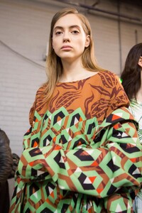 backstage-defile-dries-van-noten-automne-hiver-2017-2018-paris-coulisses-109.thumb.jpg.ee5d94a1179efa6894768747febfbc0f.jpg