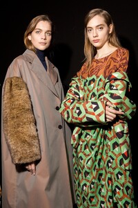 backstage-defile-dries-van-noten-automne-hiver-2017-2018-paris-coulisses-86.thumb.jpg.5db7d7c416397af6f4299657a39a12a5.jpg