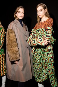 backstage-defile-dries-van-noten-automne-hiver-2017-2018-paris-coulisses-87.thumb.jpg.a1b1ce08365661c8df6963979c502720.jpg