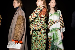backstage-defile-dries-van-noten-automne-hiver-2017-2018-paris-coulisses-89.thumb.jpg.89e167b2c9271c1abbfc2a30e68ecbab.jpg
