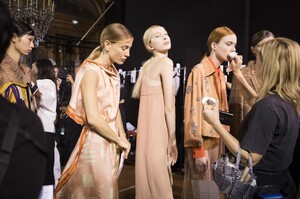 backstage-defile-dries-van-noten-printemps-ete-2018-paris-coulisses-112.thumb.jpg.b4febb3531fe13604dd37b9799a0ea48.jpg