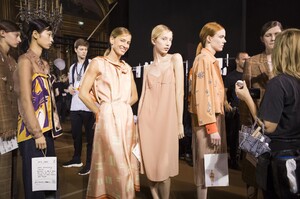 backstage-defile-dries-van-noten-printemps-ete-2018-paris-coulisses-114.thumb.jpg.bd2e89521b8987b67f28a0be6361fa1c.jpg