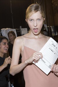 backstage-defile-dries-van-noten-printemps-ete-2018-paris-coulisses-165.thumb.jpg.037119d0759fea3659d66b0a3acc3df5.jpg