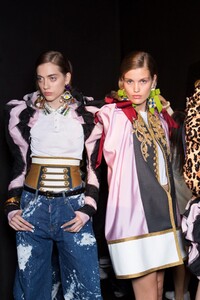 backstage-defile-dsquared2-printemps-ete-2017-milan-coulisses-88.thumb.jpg.0356f2db5ef5b61fc7afc6f01097b0cd.jpg