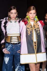 backstage-defile-dsquared2-printemps-ete-2017-milan-coulisses-89.thumb.jpg.e3ad31e56dd34f728fbe50cd3a550229.jpg