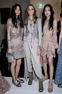 backstage-defile-elie-saab-printemps-ete-2016-paris-coulisses-112.thumb.jpg.404e1802a82effc98ac832804b1ad578.jpg