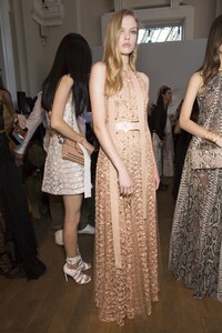 backstage-defile-elie-saab-printemps-ete-2018-paris-coulisses-61.thumb.jpg.33d8e29c478e66e795fb91012eb92cd7.jpg