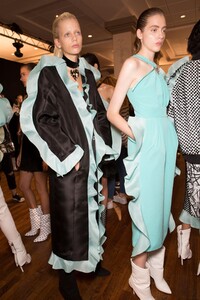 backstage-defile-emanuel-ungaro-printemps-ete-2017-paris-coulisses-155.thumb.jpg.3c2f932e2d953040ae0aab06d5c075aa.jpg