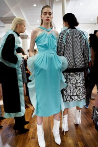 backstage-defile-emanuel-ungaro-printemps-ete-2017-paris-coulisses-94.thumb.jpg.f4ee891e1e4e1cd3cbb573fd068b1da2.jpg