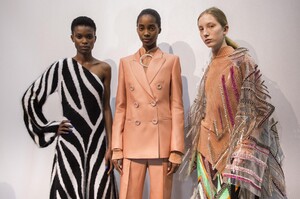 backstage-defile-emilio-pucci-automne-hiver-2017-2018-milan-coulisses-84.thumb.jpg.047ca1ac2127e3fd4db3a559223c7116.jpg