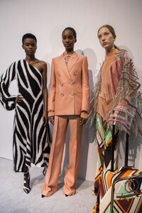 backstage-defile-emilio-pucci-automne-hiver-2017-2018-milan-coulisses-85.thumb.jpg.22badef1d9007dad295a6418eee4a4c9.jpg