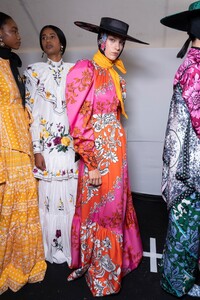 backstage-defile-erdem-printemps-ete-2020-londres-coulisses-83.thumb.jpg.476a1fe05027b80f2739b47355770ac8.jpg