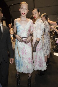 backstage-defile-ermanno-scervino-printemps-ete-2018-milan-coulisses-104.thumb.jpg.21775bd4d69c6ca6f564f01602d7e079.jpg