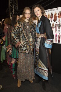 backstage-defile-etro-automne-hiver-2017-2018-milan-coulisses-150.thumb.jpg.6783817ff64d3d4947692960e0f88bd9.jpg