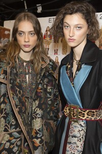 backstage-defile-etro-automne-hiver-2017-2018-milan-coulisses-151.thumb.jpg.6c4e548aafc124ef3be46c21b4cd998c.jpg