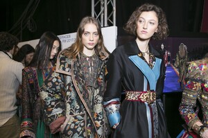 backstage-defile-etro-automne-hiver-2017-2018-milan-coulisses-60.thumb.jpg.15e4ee5ff870287ad79ad9df7b9ce766.jpg