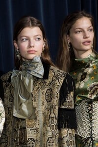 backstage-defile-etro-automne-hiver-2019-2020-milan-coulisses-111.thumb.jpg.8686b19e93a26852d985a6bab080a7b0.jpg