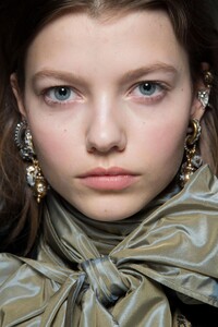 backstage-defile-etro-automne-hiver-2019-2020-milan-coulisses-24.thumb.jpg.5f24b3307f2b13ffd2a411a5f7055039.jpg
