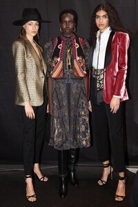 backstage-defile-etro-automne-hiver-2020-2021-milan-coulisses-10.thumb.jpg.31bc9351b60588c9df5296f516a9c41d.jpg