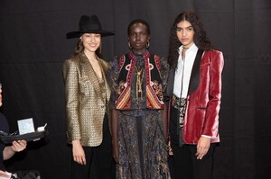 backstage-defile-etro-automne-hiver-2020-2021-milan-coulisses-11.thumb.jpg.2b6a1b9b06b659c41565c8abe4e2f07a.jpg