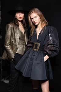 backstage-defile-etro-automne-hiver-2020-2021-milan-coulisses-154.thumb.jpg.9f216d4b6a1736cdae78c1084b91632f.jpg
