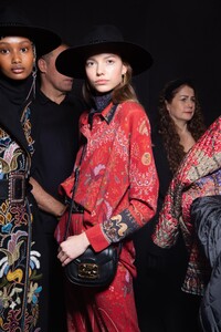 backstage-defile-etro-automne-hiver-2020-2021-milan-coulisses-163.thumb.jpg.9909e8e2316887ab7c4fce0e58ae86c7.jpg