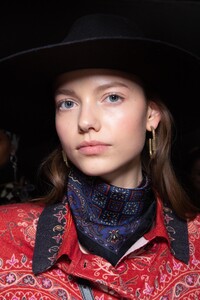 backstage-defile-etro-automne-hiver-2020-2021-milan-coulisses-164.thumb.jpg.3beb76eeba052fc0d2bb87ebd60815b5.jpg