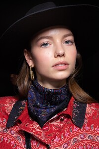 backstage-defile-etro-automne-hiver-2020-2021-milan-coulisses-165.thumb.jpg.7f483663f103dfd3a8a47f752554cff1.jpg