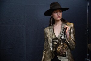 backstage-defile-etro-automne-hiver-2020-2021-milan-coulisses-28.thumb.jpg.e2b0c02f35a6deb66c0d6ebfb4d99428.jpg